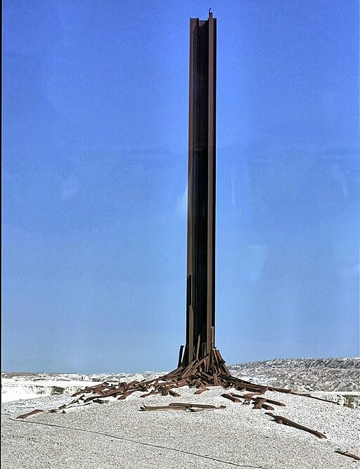 PikiWiki_Israel_62481_steel_obelisk_facing_the_dead_sea